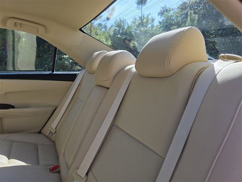 Used 2015 Toyota Camry LE image 19