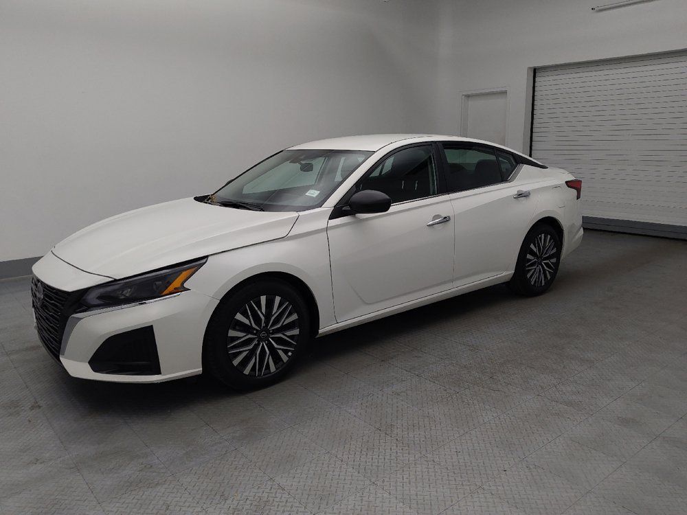 Used 2025 Nissan Altima 2.5 SV FWD image 2