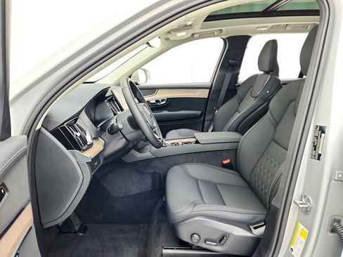 Certified 2025 Volvo XC90 B6 Plus image 21