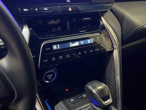 Certified 2024 Toyota Venza XLE image 25