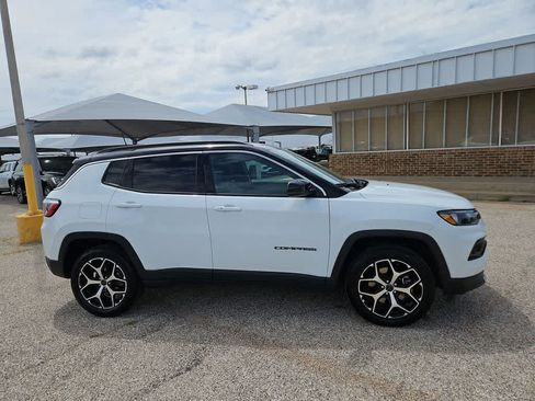 Used 2025 Jeep Compass Limited AWD/4WD image 9