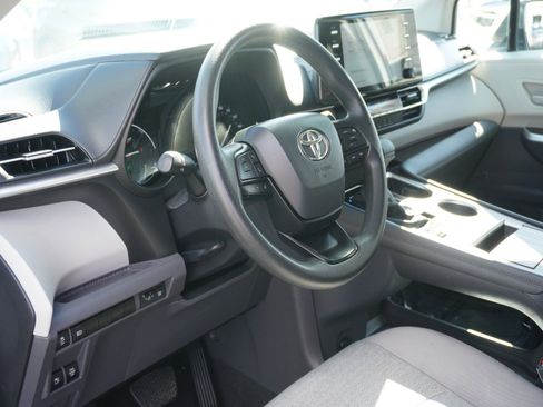 Used 2024 Toyota Sienna LE image 21