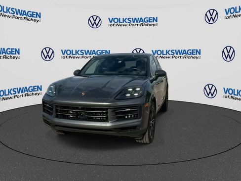 Used 2025 Porsche Cayenne AWD/4WD image 3