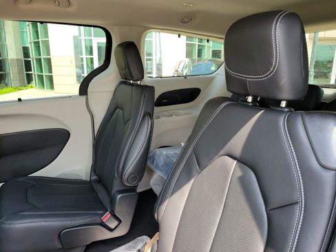 New 2022 Chrysler Pacifica Touring-L w/ Uconnect Theater Family Group image 12