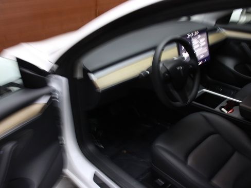 Used 2023 Tesla Model 3 Standard Range image 7