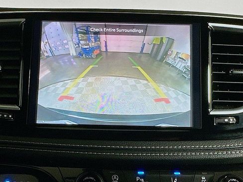 Used 2025 Chrysler Pacifica Limited image 17