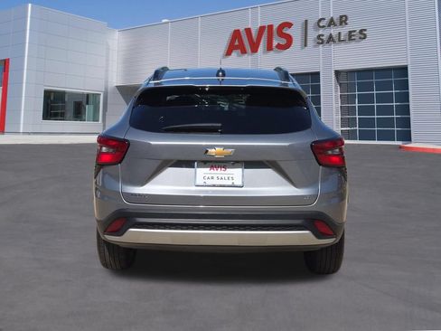 Used 2025 Chevrolet Trax LT w/ LT Convenience Package FWD image 5