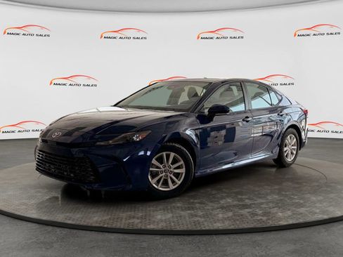 Used 2025 Toyota Camry SE FWD image 1