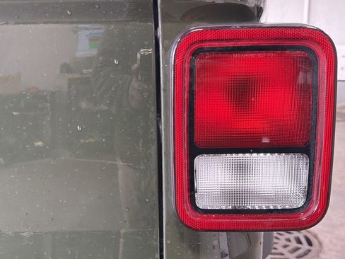 Used 2022 Jeep Gladiator Rubicon w/ Cold Weather Group image 17