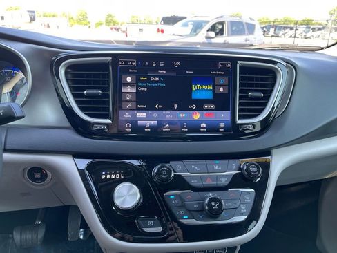 Used 2024 Chrysler Pacifica Touring-L FWD image 25