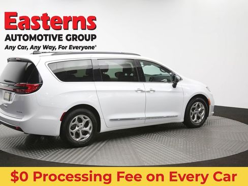 Used 2023 Chrysler Pacifica Limited FWD image 45