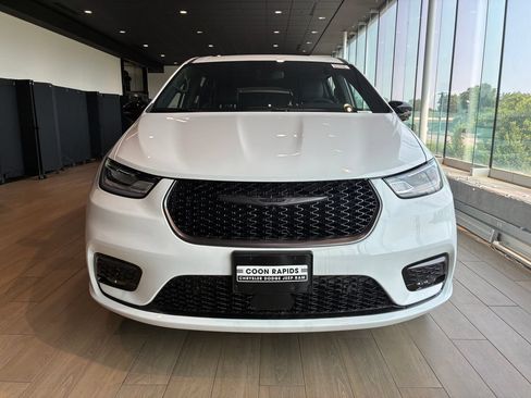 New 2026 Chrysler Pacifica Select AWD/4WD image 2