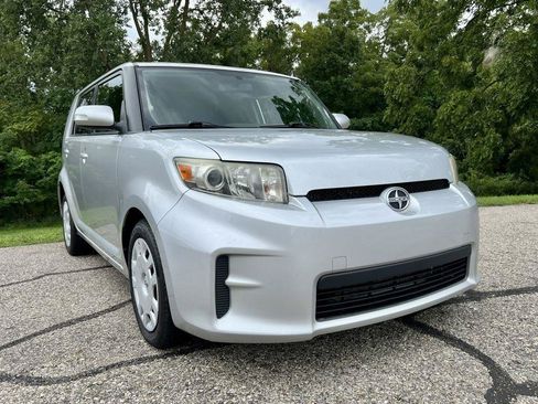 Used 2011 Scion xB FWD image 1