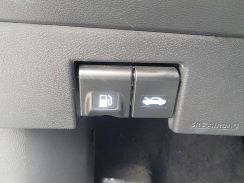 Used 2021 Nissan Versa SV FWD image 24