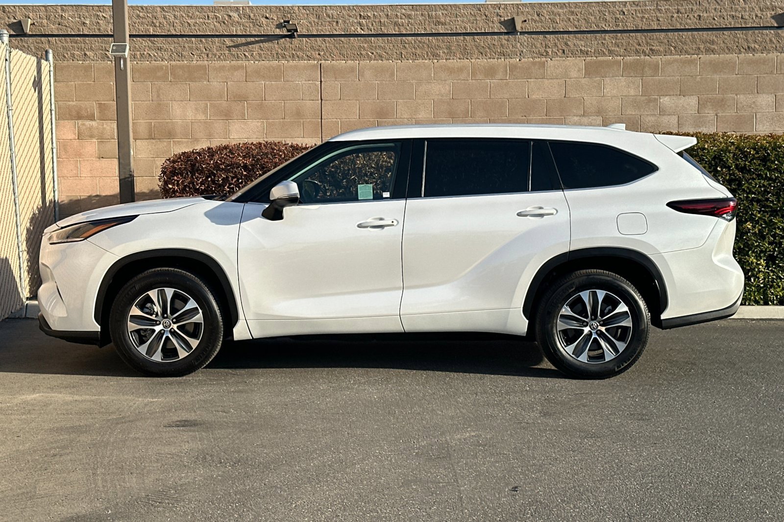 Used 2025 Toyota Highlander XLE FWD image 7