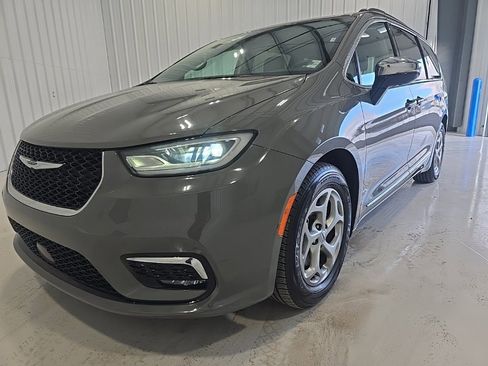 Used 2023 Chrysler Pacifica Limited image 3