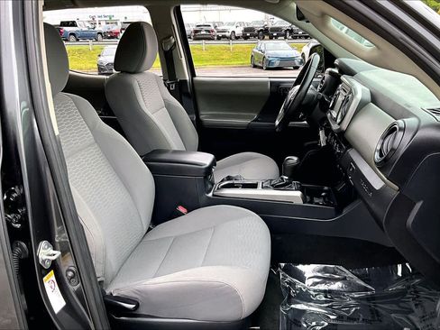 Used 2018 Toyota Tacoma SR5 AWD/4WD image 9