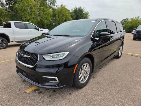 Used 2025 Chrysler Pacifica Select FWD image 5