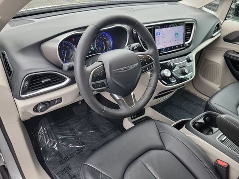Certified 2024 Chrysler Pacifica Touring-L FWD image 16