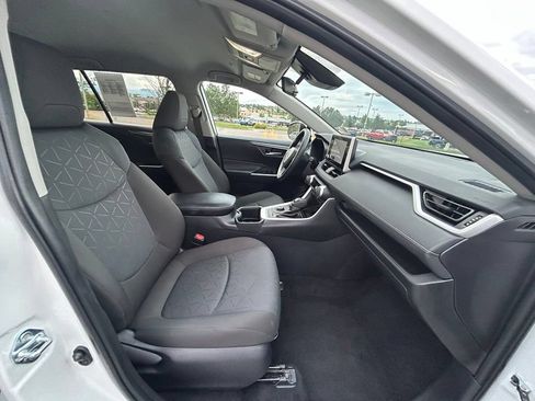 Used 2025 Toyota RAV4 XLE AWD/4WD image 32