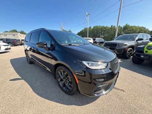 Certified 2022 Chrysler Pacifica Limited w/ S Appearance Package FWD image 7