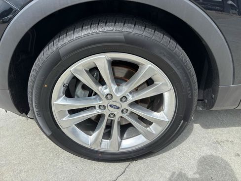 Used 2018 Ford Explorer XLT w/ Equipment Group 202A FWD image 11