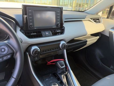 Used 2022 Toyota RAV4 XLE Premium image 6