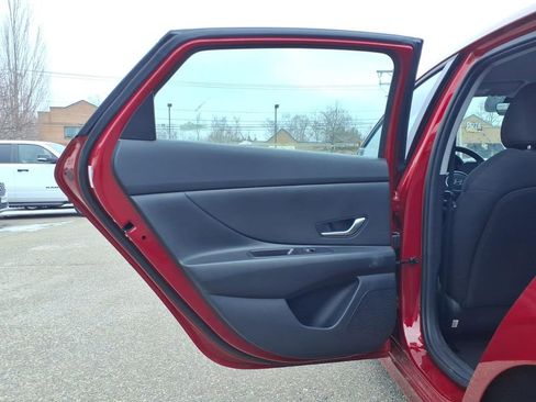 Used 2025 Hyundai Elantra SE image 12