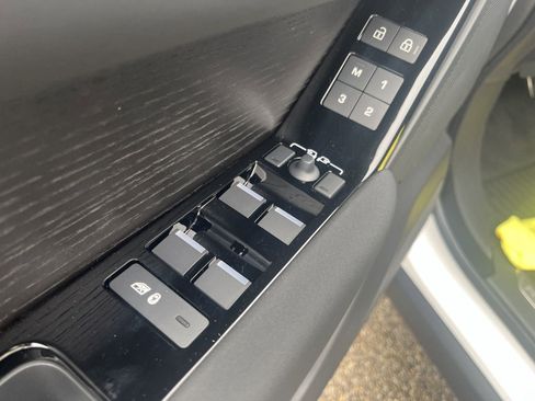 Used 2025 Land Rover Range Rover Velar Dynamic SE image 20