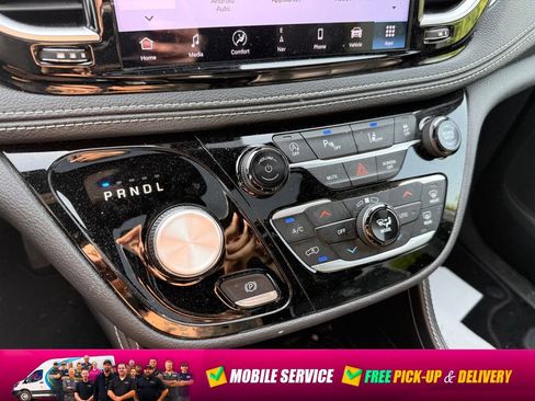 Used 2025 Chrysler Pacifica Limited FWD image 21