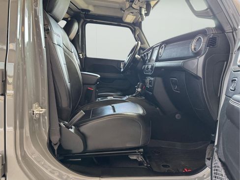 Used 2018 Jeep Wrangler Unlimited Sahara AWD/4WD image 30