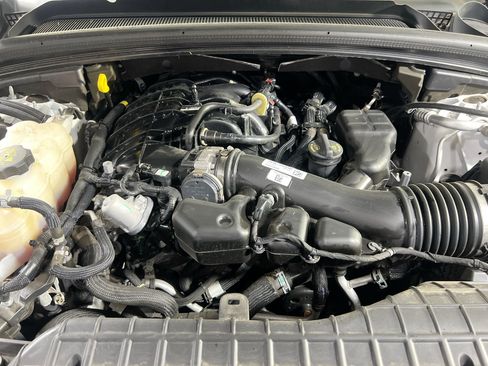 Used 2023 Jeep Grand Cherokee Laredo AWD/4WD image 27