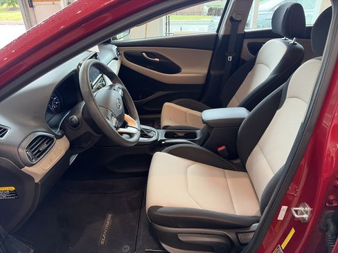 Used 2020 Hyundai Elantra GT FWD image 14