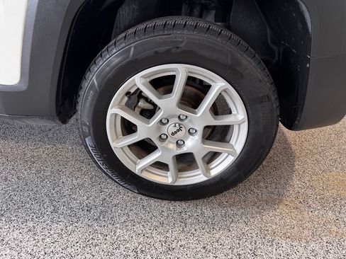 Used 2022 Jeep Renegade Latitude AWD/4WD image 9