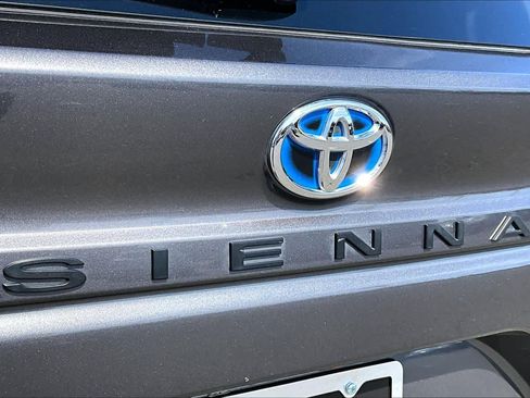 Certified 2025 Toyota Sienna XLE FWD image 30