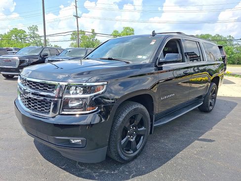 Used 2020 Chevrolet Suburban LT w/ Luxury Package AWD/4WD image 3