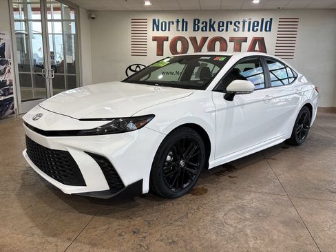 Used 2025 Toyota Camry SE FWD image 1