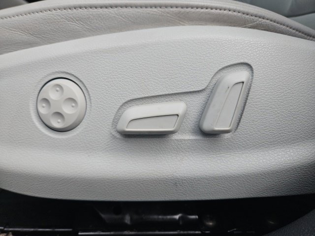 Used 2016 Audi A3 e-tron Premium Plus w/ Premium Plus Package FWD image 26