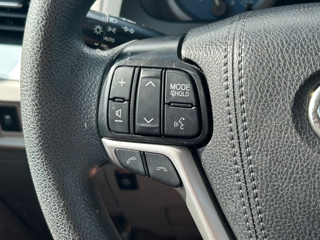 Used 2019 Toyota Sienna LE w/ LE Preferred Package FWD image 34