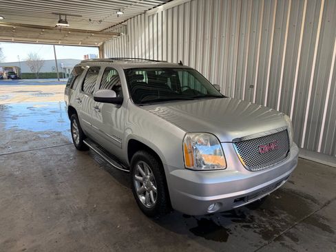 Used 2010 GMC Yukon Denali RWD image 4