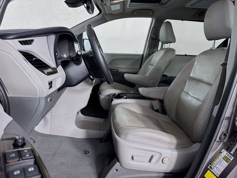 Used 2020 Toyota Sienna XLE Premium image 14