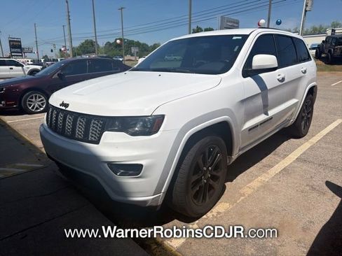 Used 2020 Jeep Grand Cherokee Altitude image 3