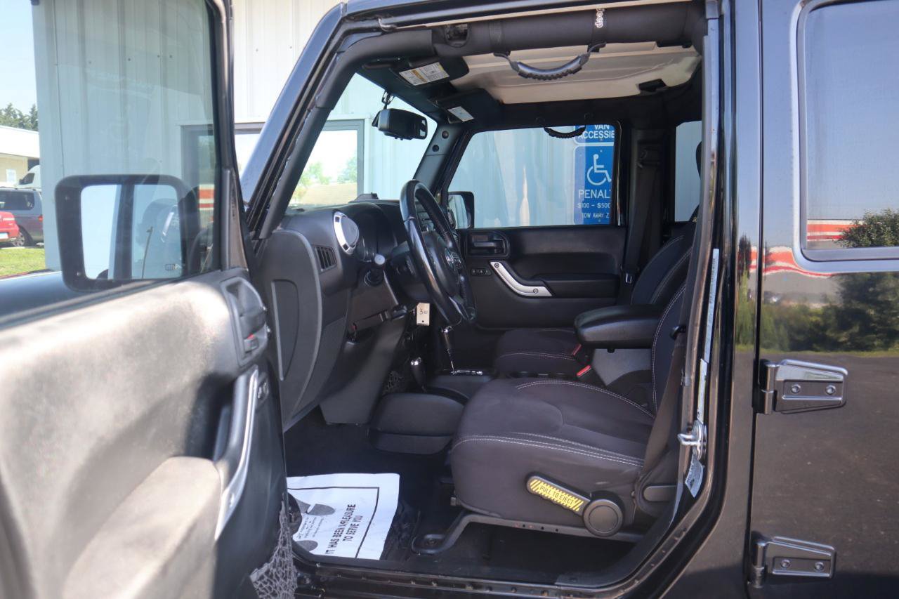 Used 2015 Jeep Wrangler Unlimited Sahara w/ Connectivity Group AWD/4WD image 53