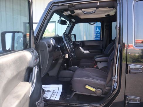 Used 2015 Jeep Wrangler Unlimited Sahara w/ Connectivity Group AWD/4WD image 53