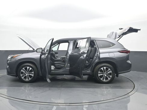Used 2024 Toyota Highlander XLE AWD/4WD image 37