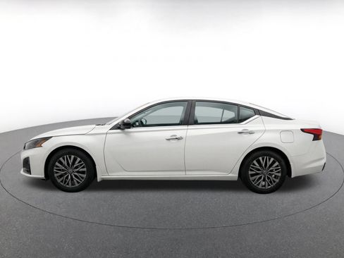 Used 2025 Nissan Altima 2.5 SV FWD image 5