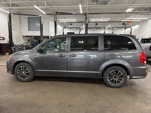 Used 2018 Dodge Grand Caravan SE FWD image 4