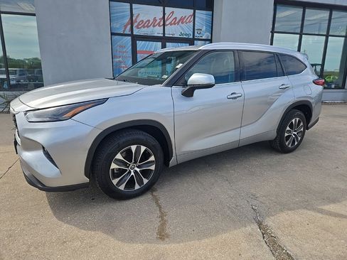 Used 2022 Toyota Highlander XLE image 8