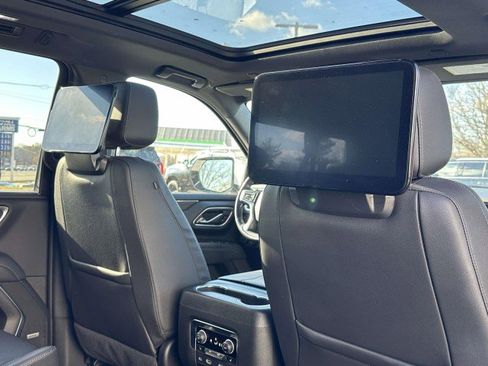 Used 2022 Chevrolet Suburban LT w/ Luxury Package image 12