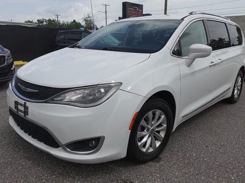 Used 2018 Chrysler Pacifica Touring-L FWD image 2